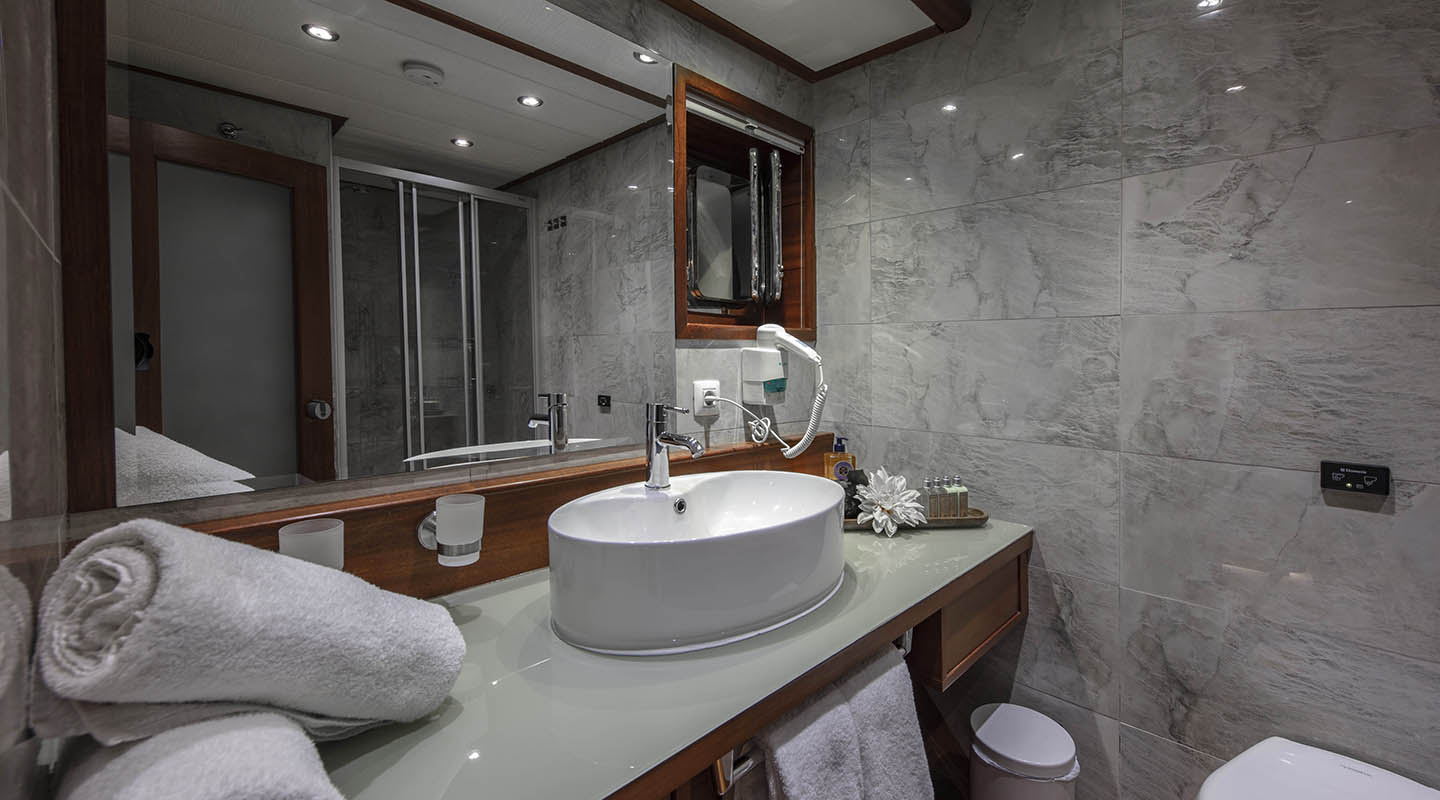 ALESSANDRO I Bathroom
