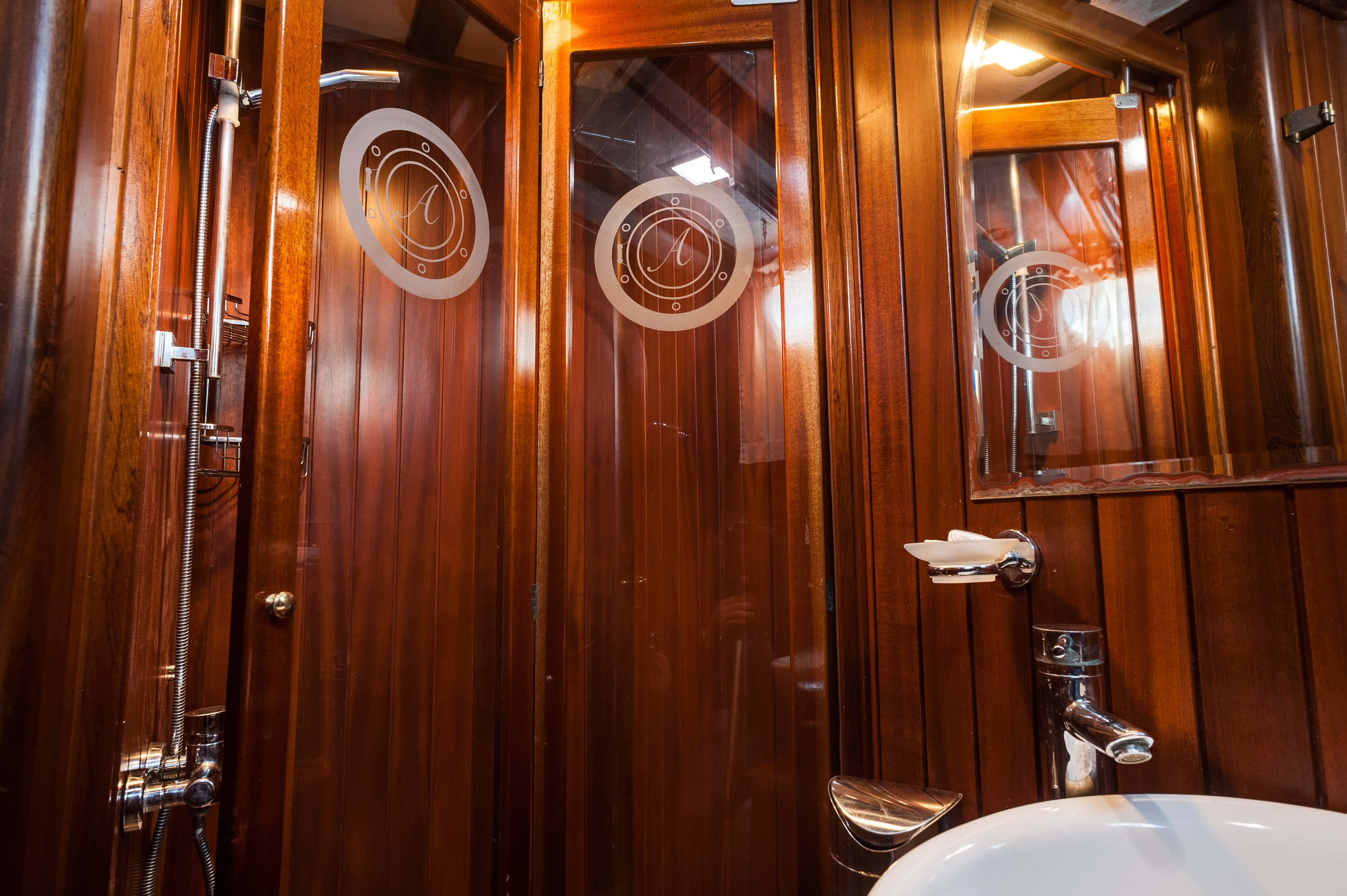 ANGELIQUE Bathroom