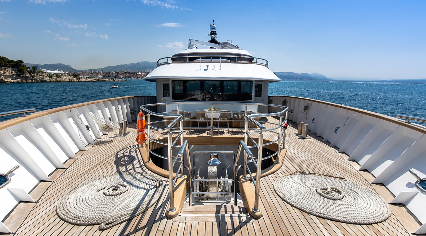 BELLA Bow deck