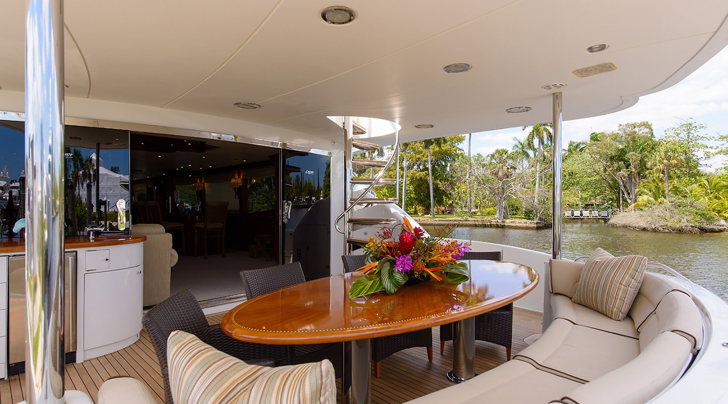 BELLA CONTESSA Aft deck