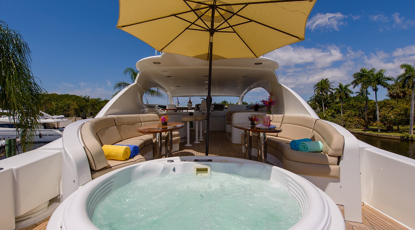 BELLA CONTESSA Jacuzzi on Flybridge