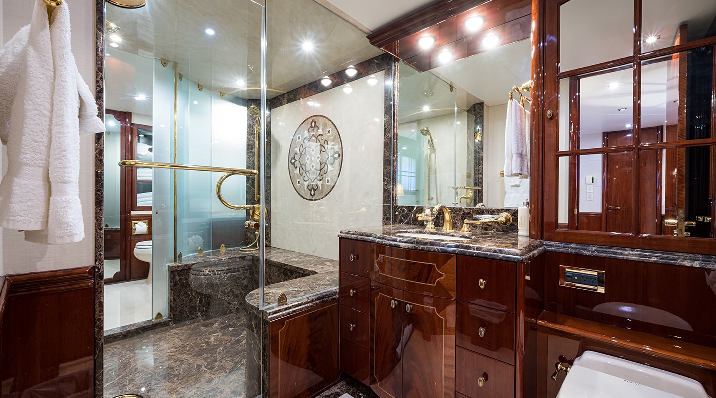 BELLA CONTESSA Master bathroom