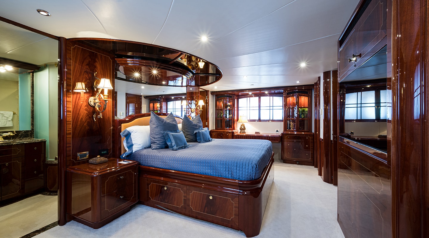 BELLA CONTESSA Master cabin