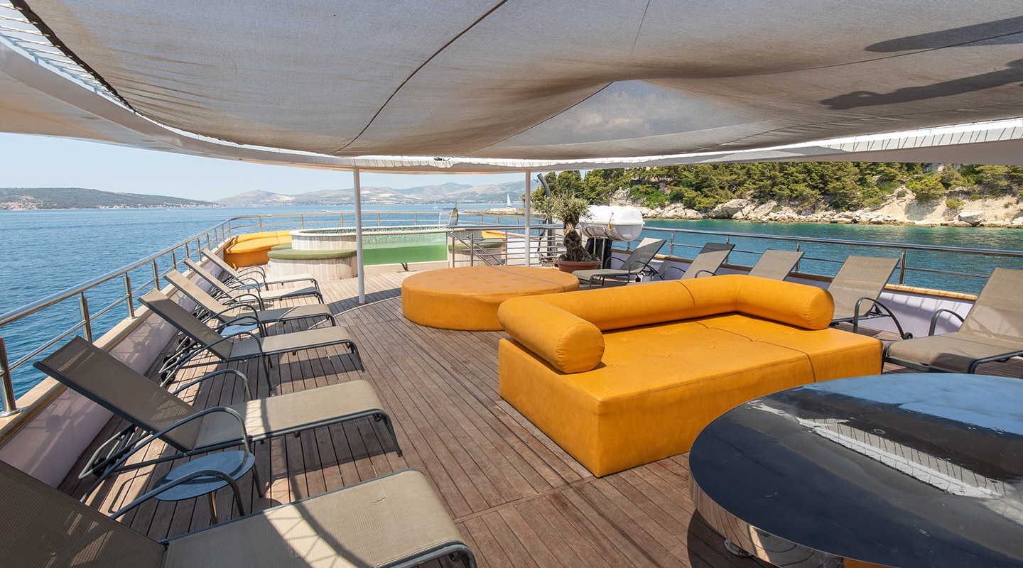 BELLA Upper deck