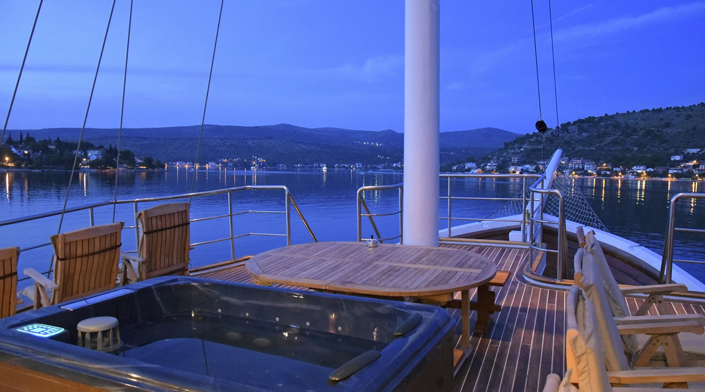 CESARICA Upper deck