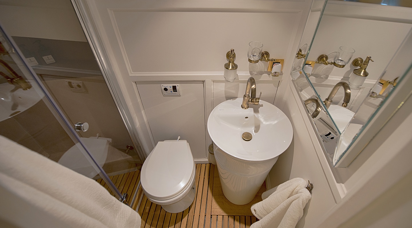 COBRA III Bathroom