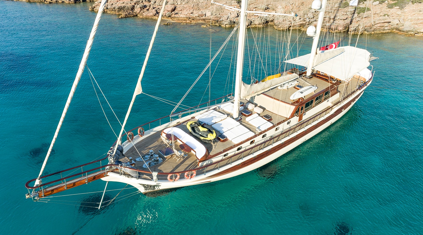 ESTRELLA DE MAR Anchored