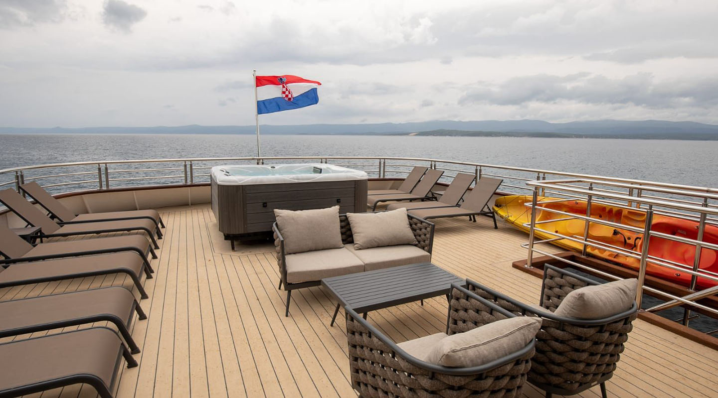 FREEDOM Jacuzzi on Upper deck