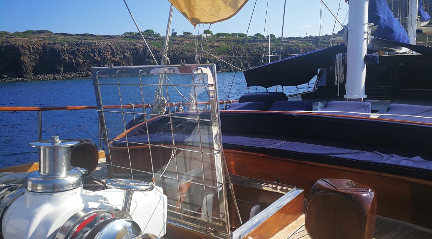 GELIDONYA II Bow deck