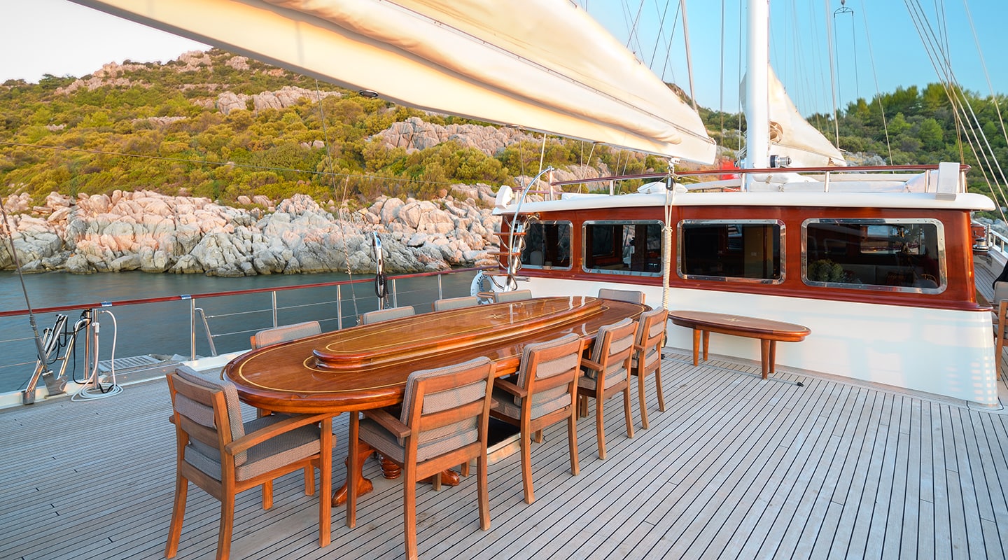 KAPTAN KADIR Dining area on deck