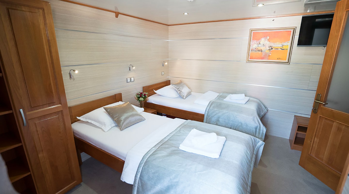 KARIZMA Twin cabin