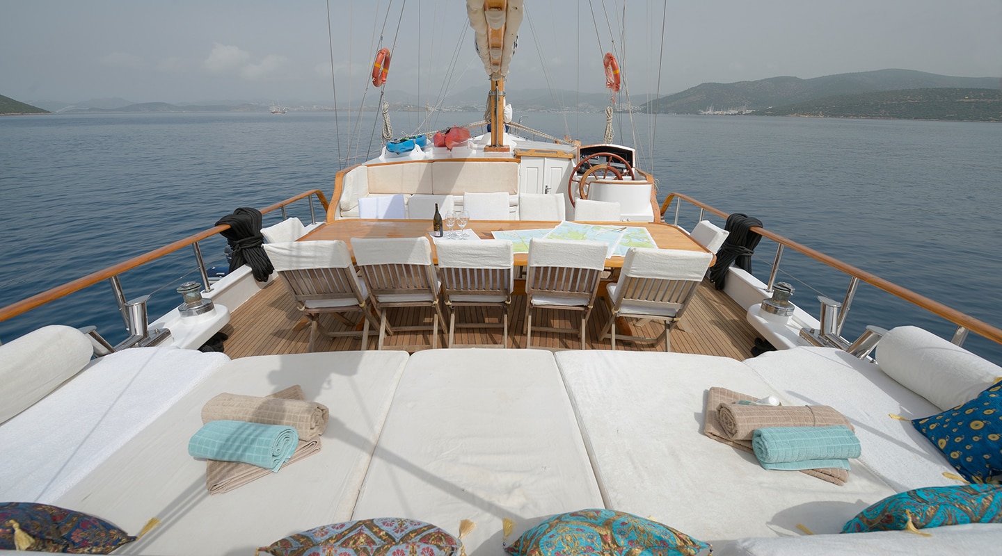 LA REINE Aft deck