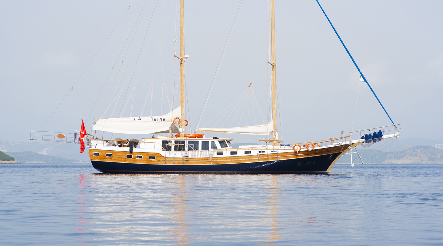 LA REINE Anchored