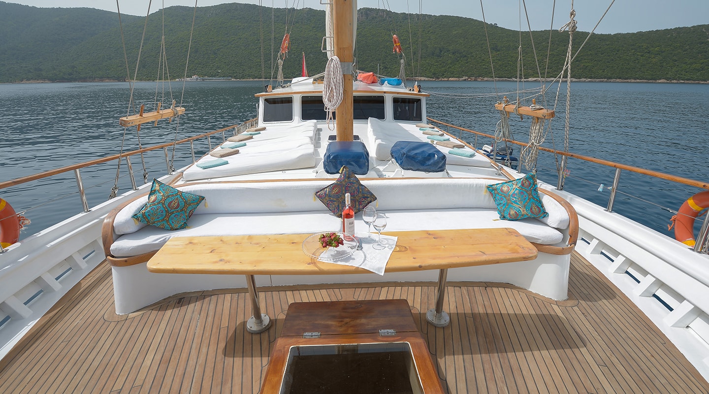 LA REINE Bow deck