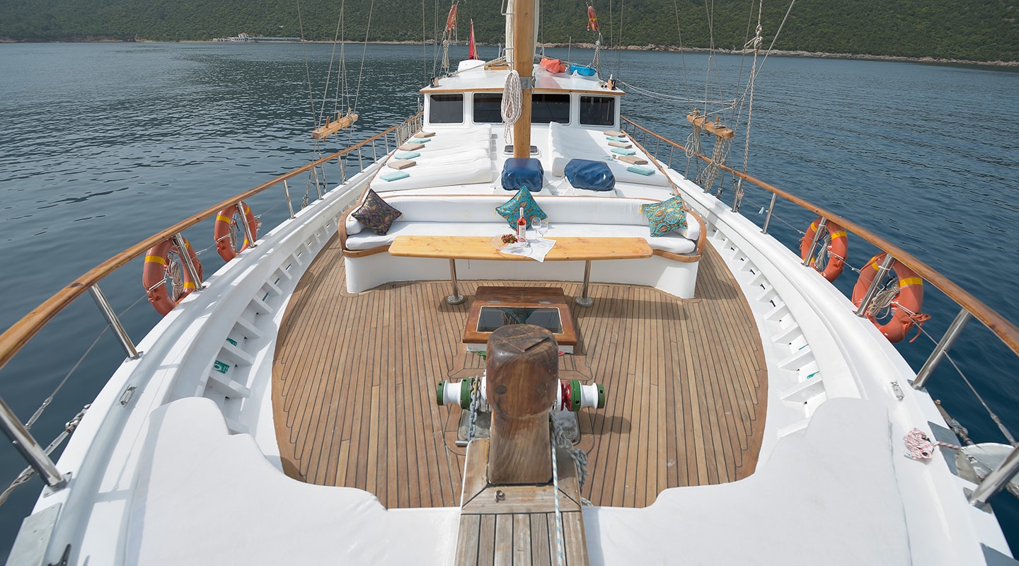 LA REINE Bow deck