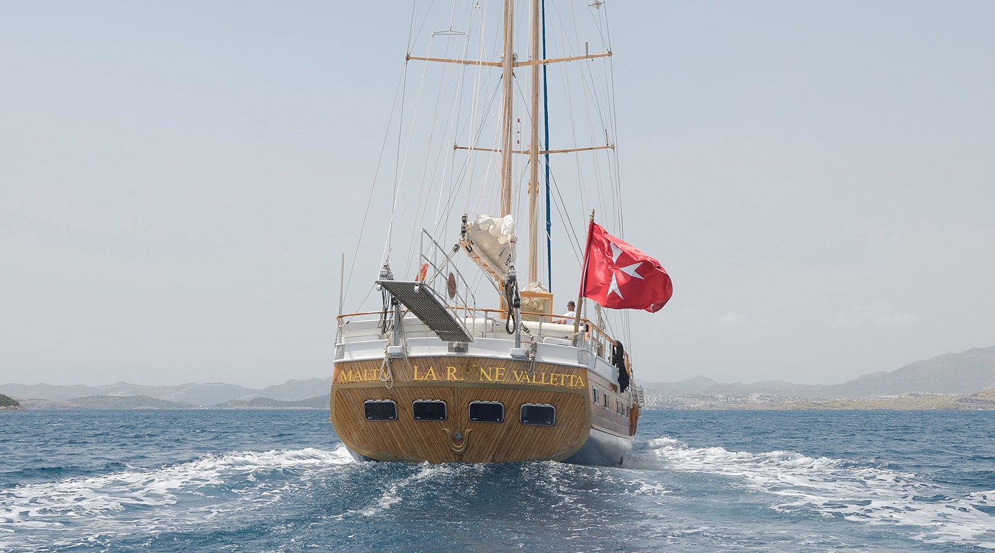 LA REINE Cruising
