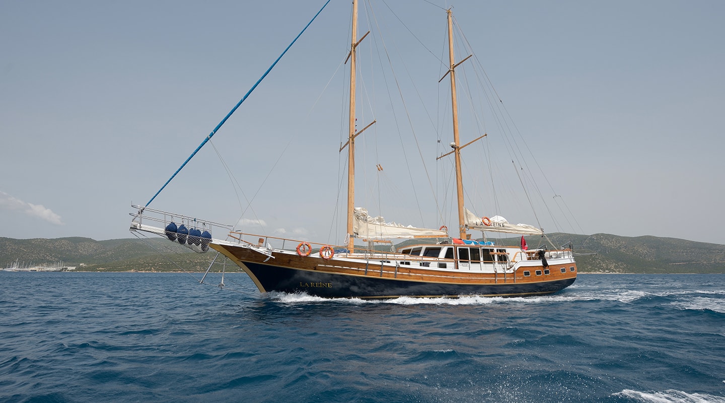 LA REINE Cruising