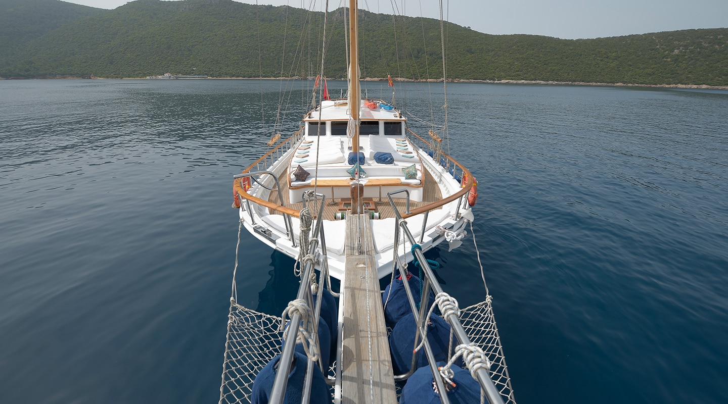 LA REINE From the bowspirit