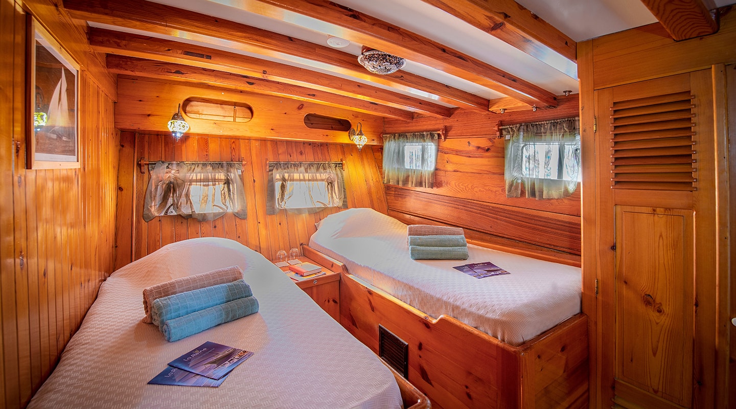 LA REINE Twin cabin