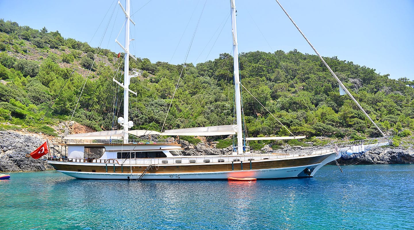 LUCE DEL MARE Anchored