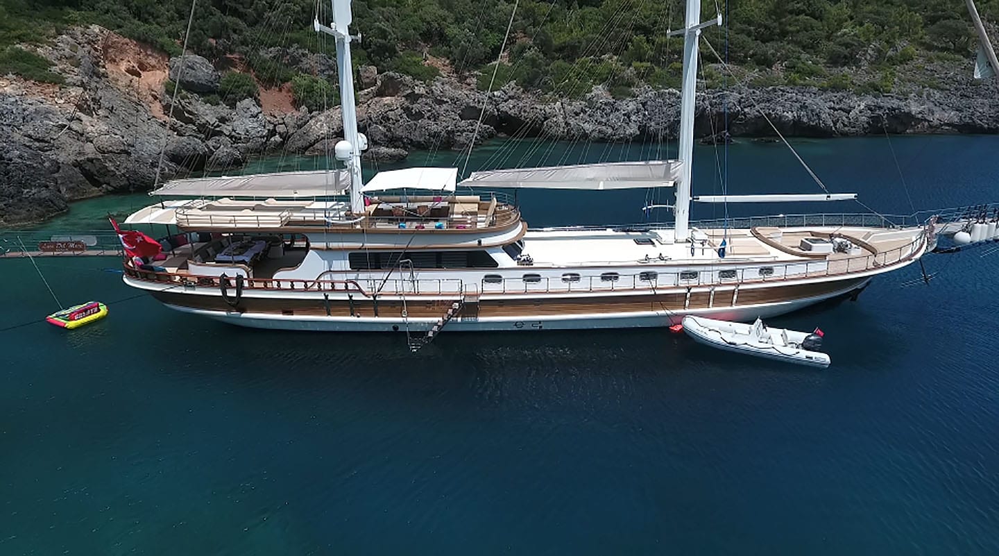 LUCE DEL MARE Anchored