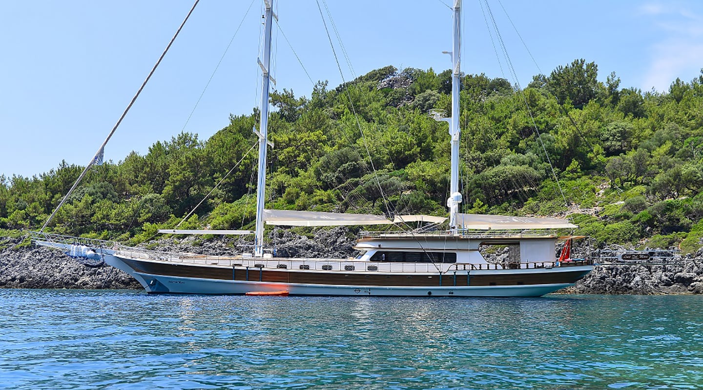 LUCE DEL MARE Anchored