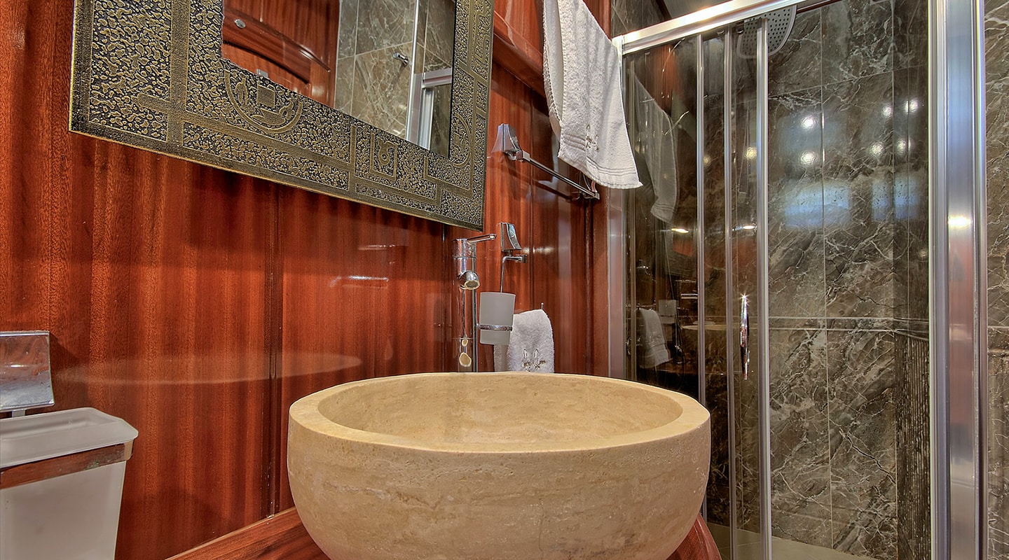 LYCIAN QUEEN Bathroom
