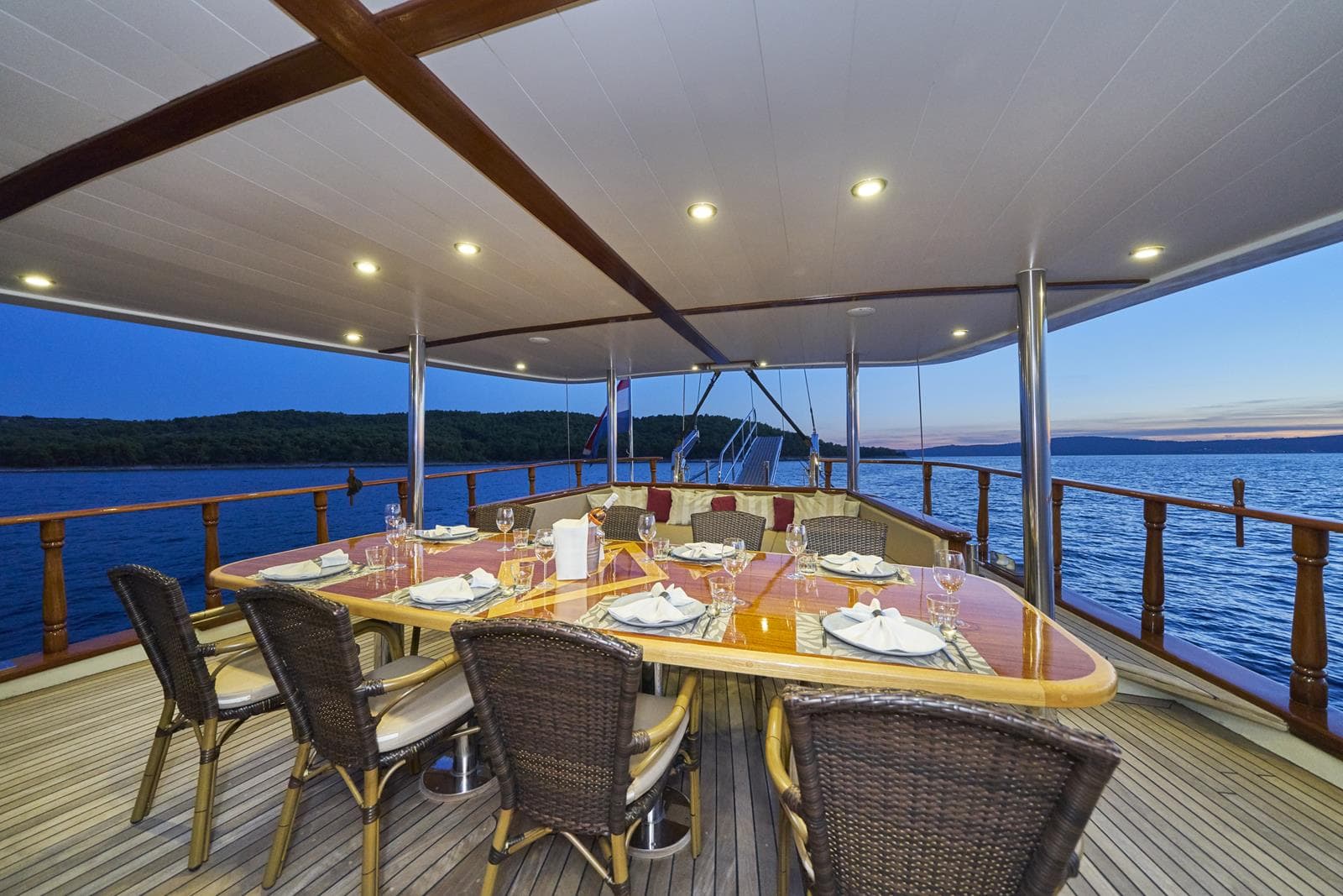 MORNING STAR Aft deck