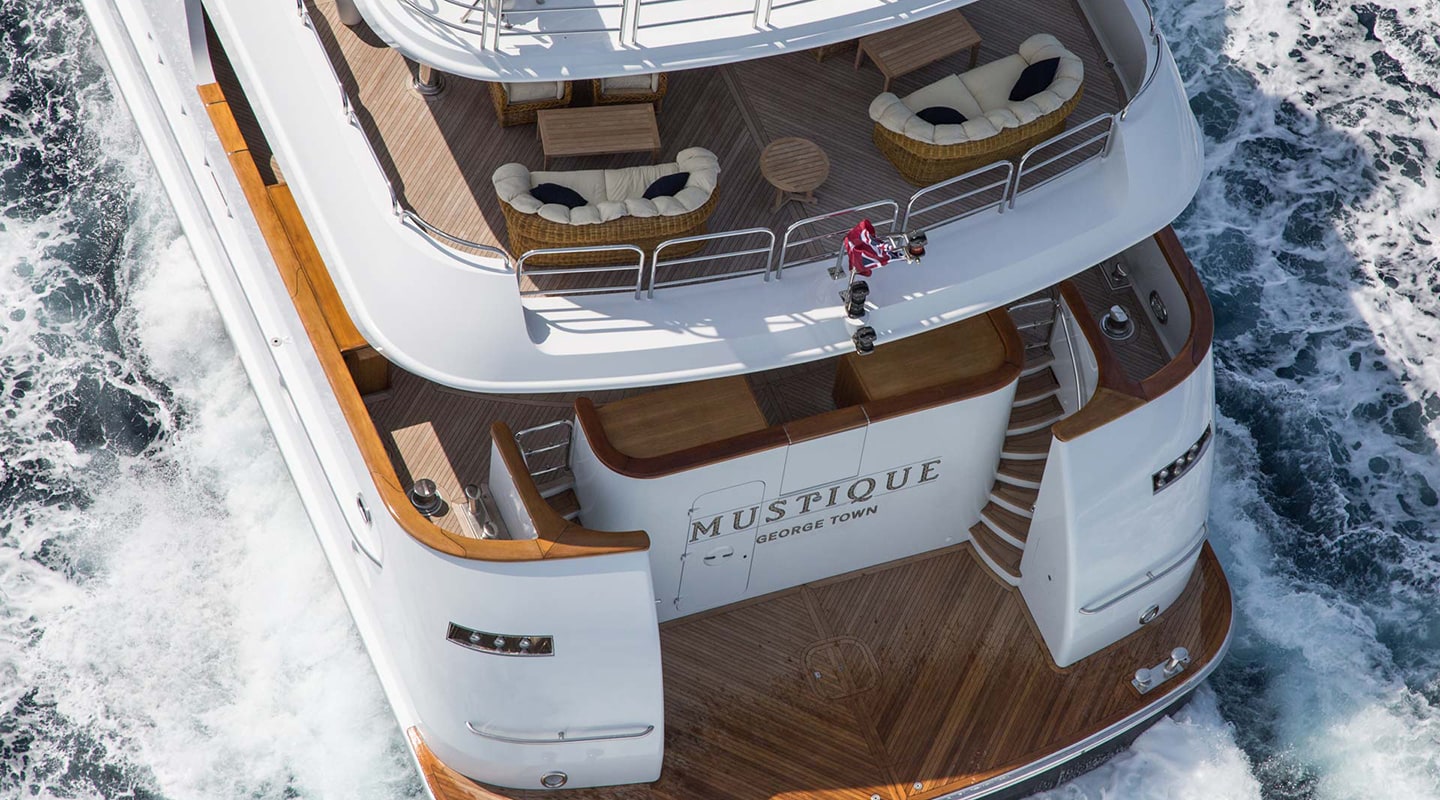 MUSTIQUE Aft deck