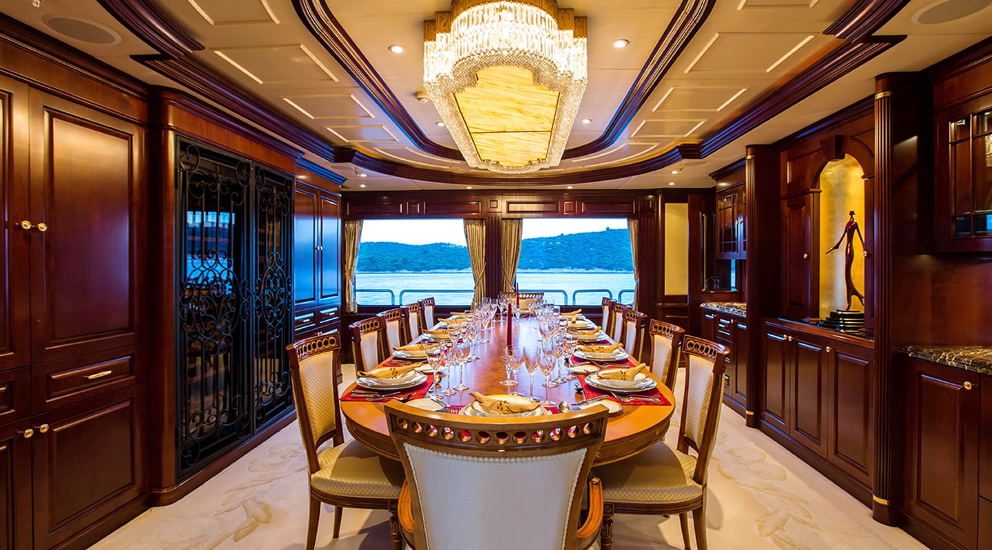 MUSTIQUE Saloon