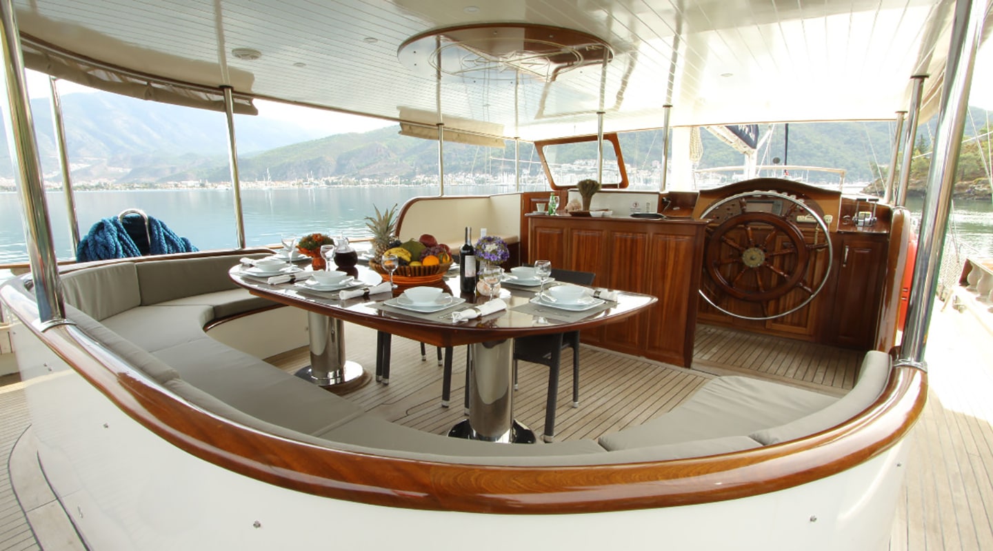 QUEEN LILA Aft deck