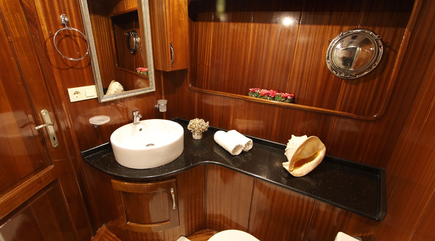 QUEEN LILA Bathroom