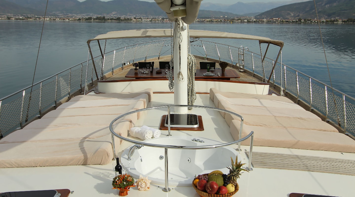 QUEEN LILA Jacuzzi on sun deck