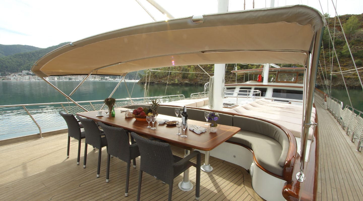 QUEEN LILA Sitting area on Bow deck