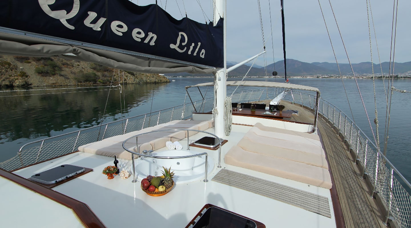 QUEEN LILA Sun deck