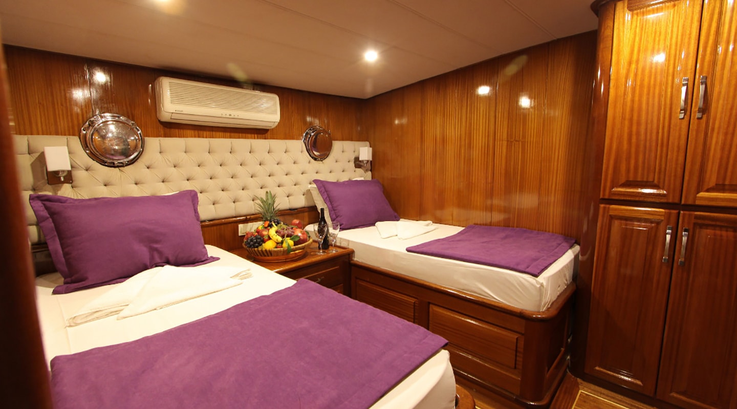 QUEEN LILA Twin cabin