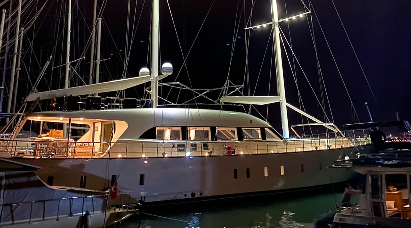 QUEEN OF MAKRI At night