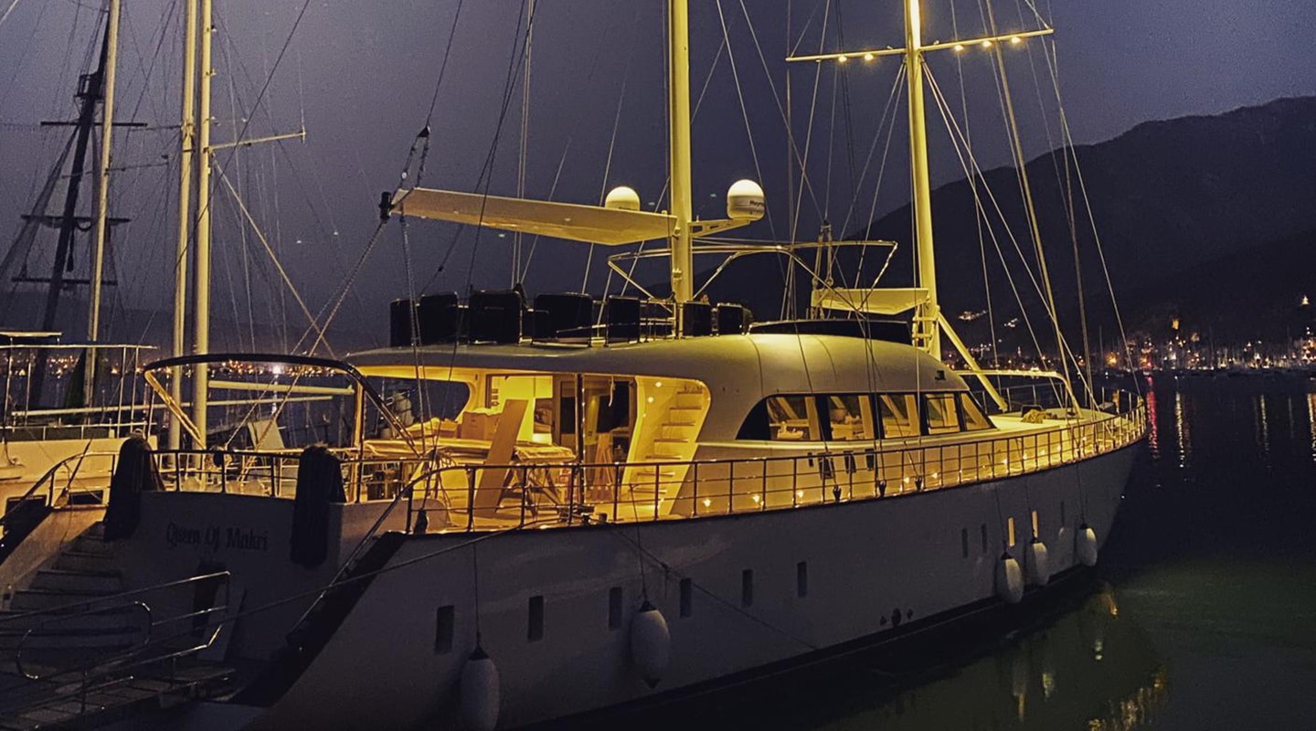 QUEEN OF MAKRI At night