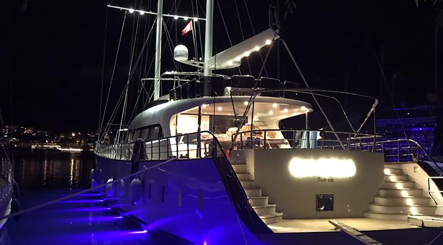 QUEEN OF MAKRI At night
