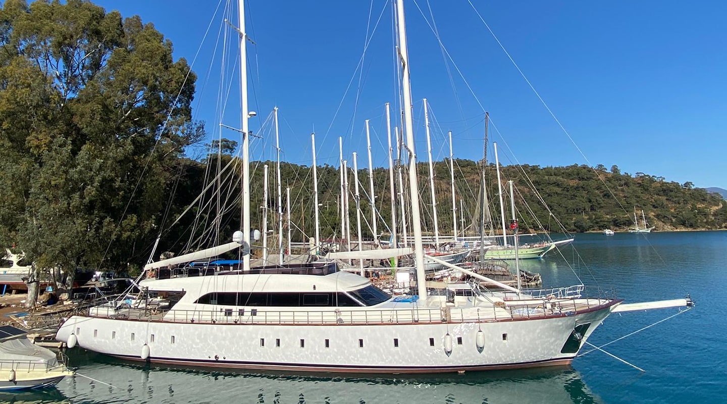 QUEEN OF MAKRI In port
