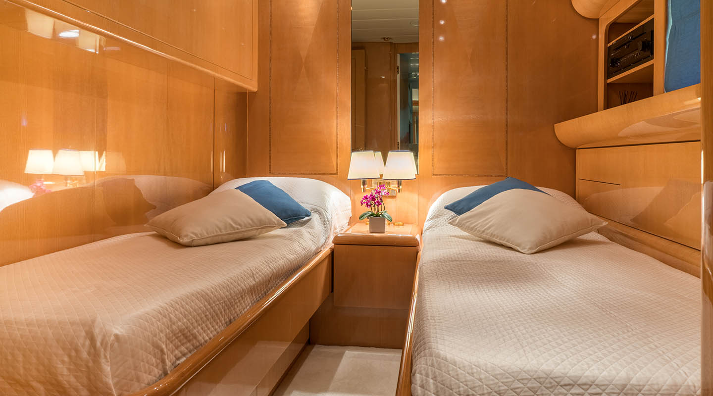 ROMACHRIS II Twin cabin