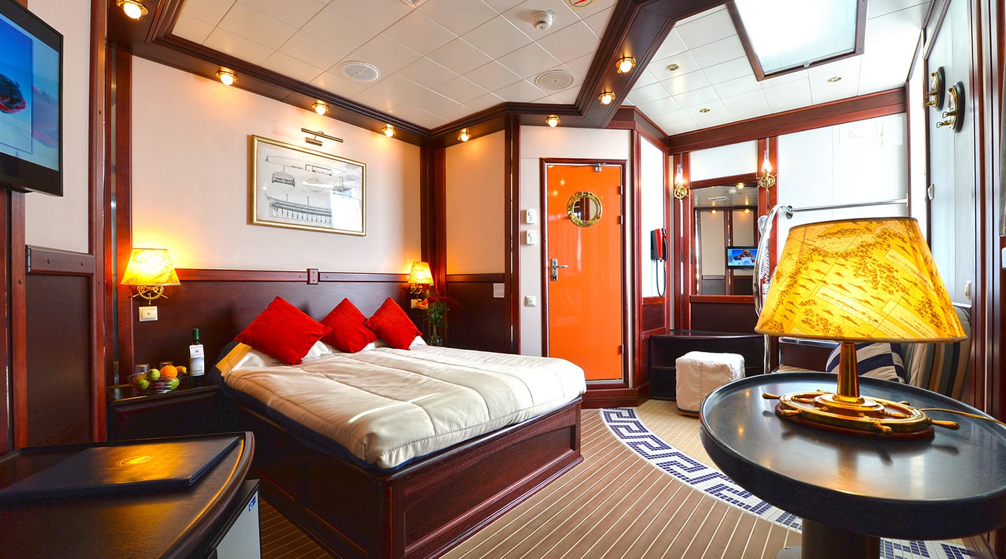 RUNNING ON WAVES Double cabin