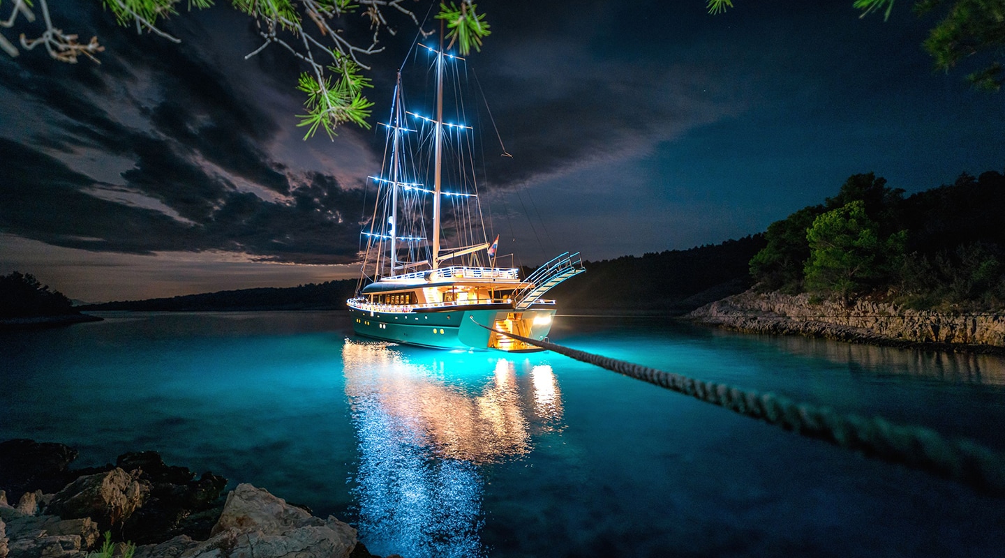 SON DE MAR At night
