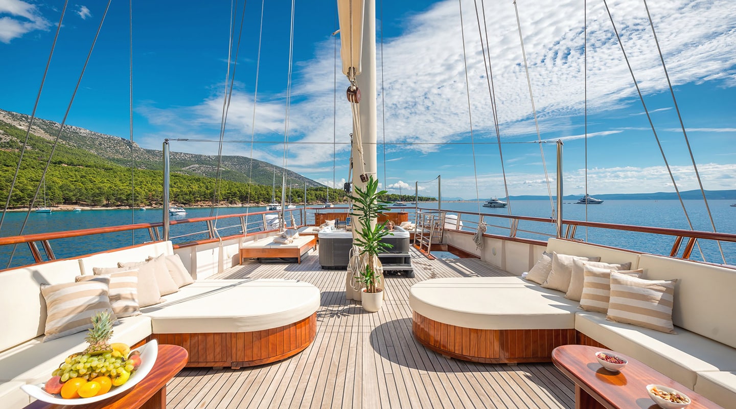 SON DE MAR Upper deck
