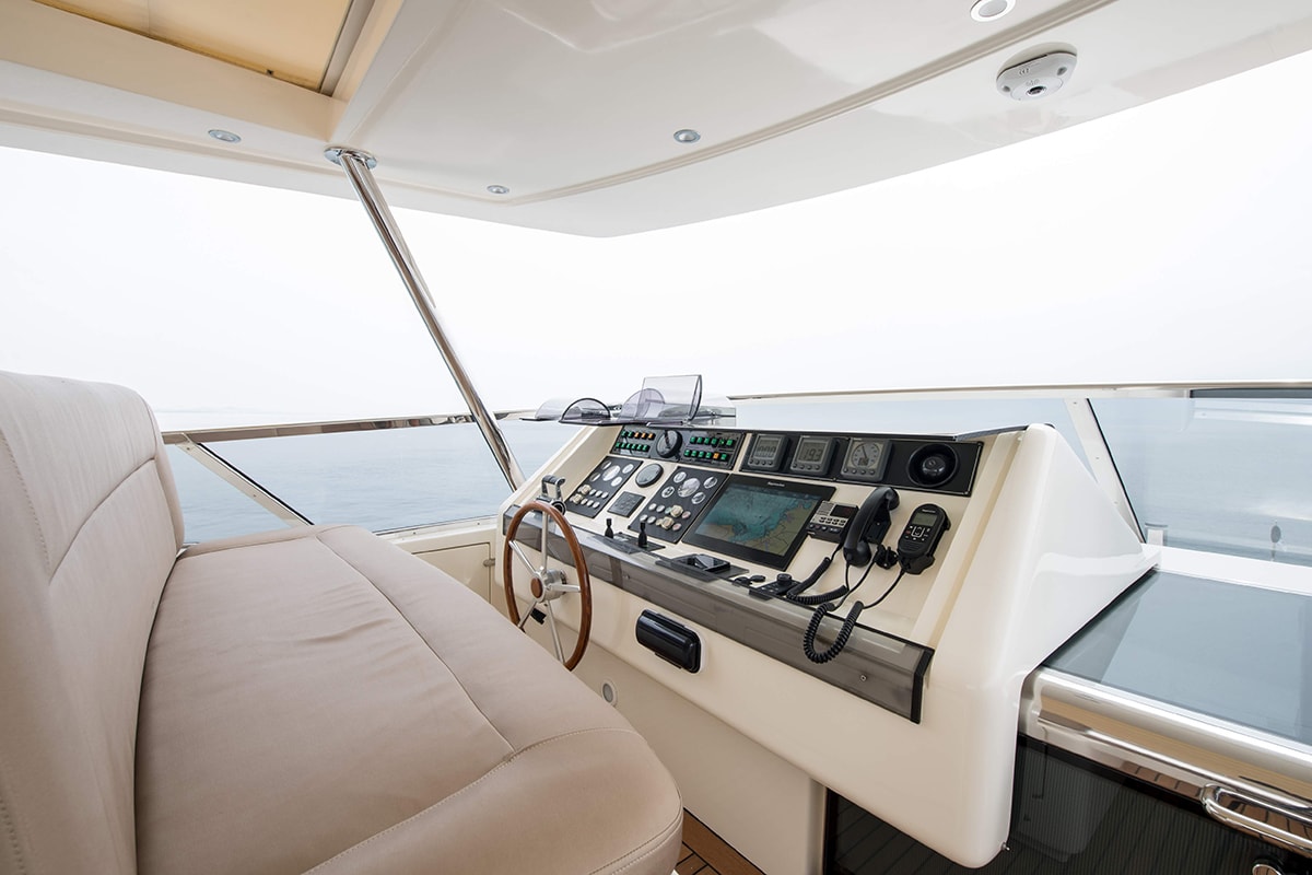 STAR LINK Captains place on Flybridge