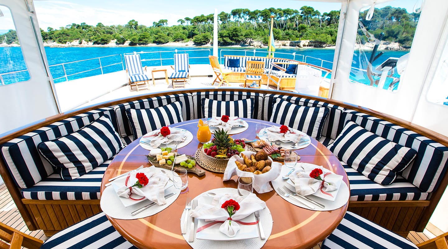 STAR OF THE SEA Dining area on Flybridge