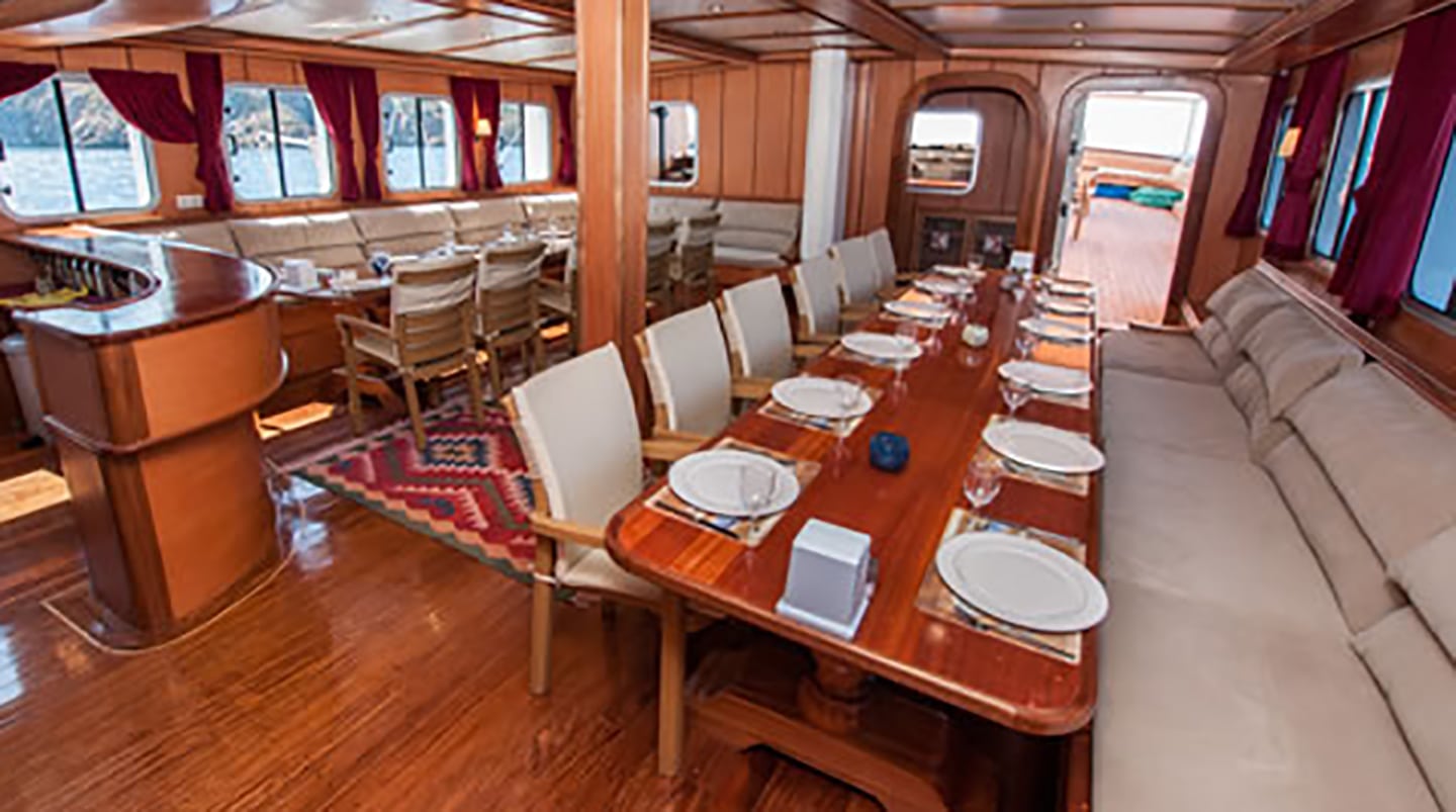 TERSANE 8 Saloon