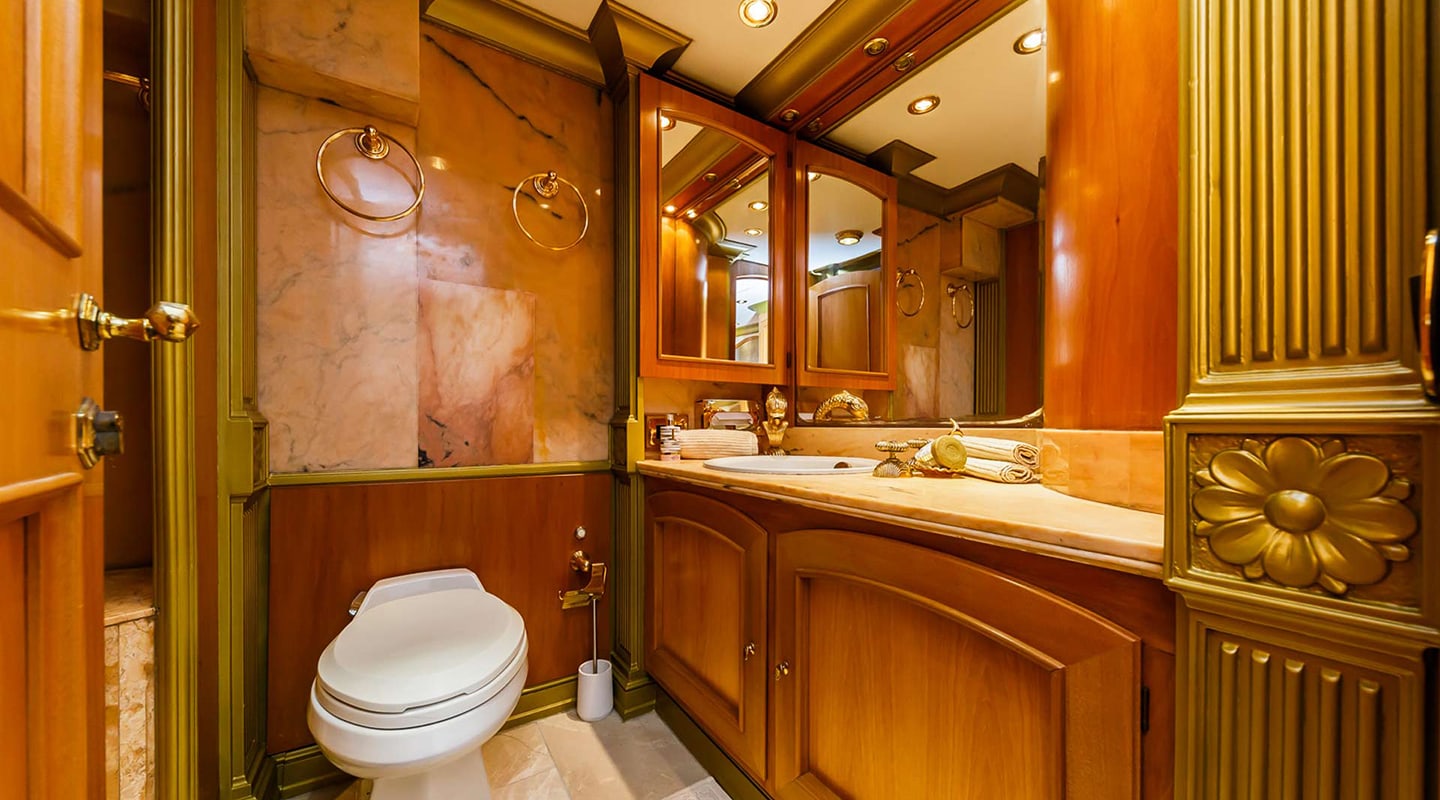 TO JE TO Bathroom