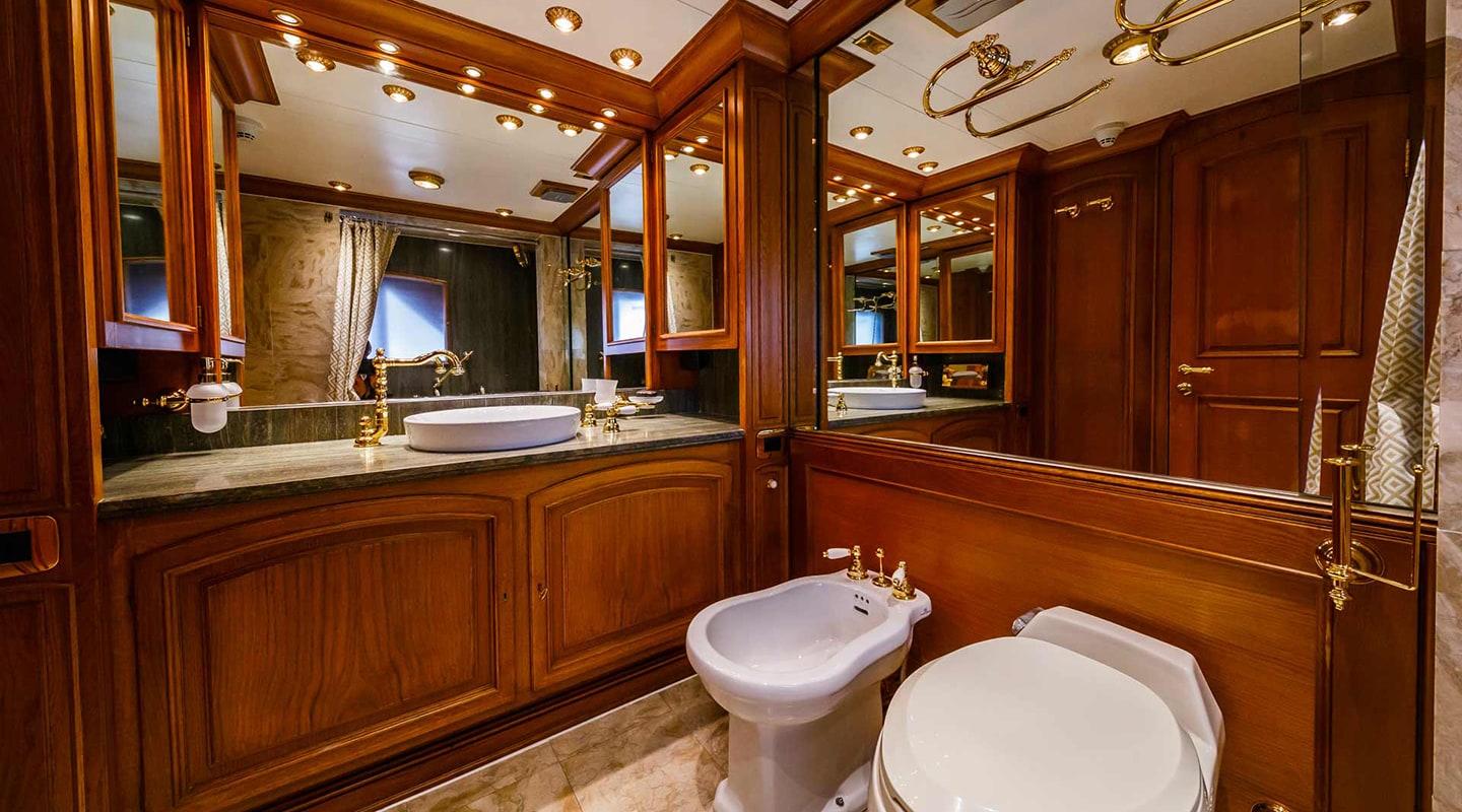 TO JE TO VIP bathroom