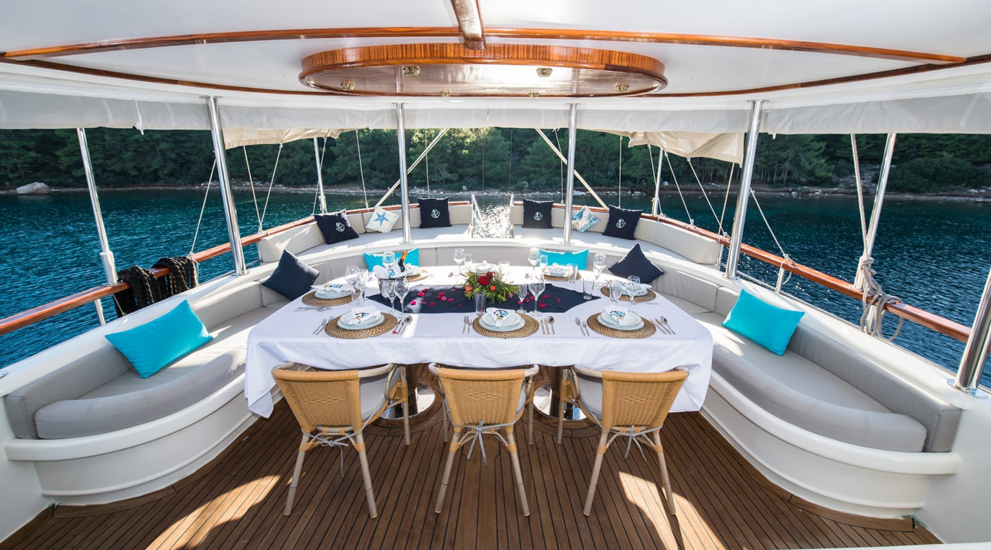 VISTA MARE Aft deck